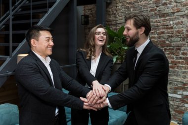 Çalışanlardan oluşan ekip el ele tutuşur, yapılan işten memnun olur ve zorlukların üstesinden gelir. Ekip başarılı bir şekilde birlikte çalışır.