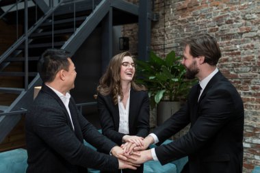 Çalışanlardan oluşan ekip el ele tutuşur, yapılan işten memnun olur ve zorlukların üstesinden gelir. Ekip başarılı bir şekilde birlikte çalışır.