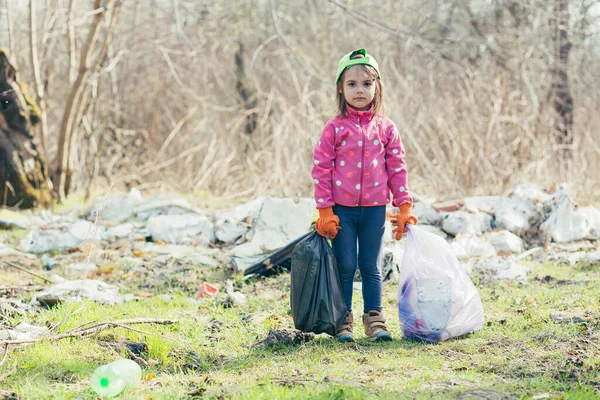 Κοριτσάκι Μάζεψε Δύο Σακούλες Σκουπιδιών Και Πλαστικά Μπουκάλια Στο Δάσος — Φωτογραφία Αρχείου