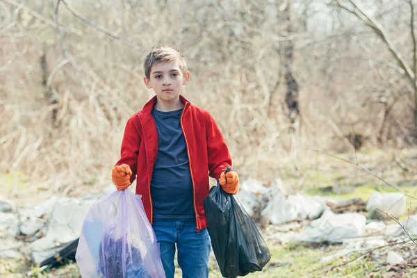 Ένας Νεαρός Έφηβος Συλλέγει Σακούλες Σκουπιδιών Στο Δάσος Ένας Εθελοντής — Φωτογραφία Αρχείου