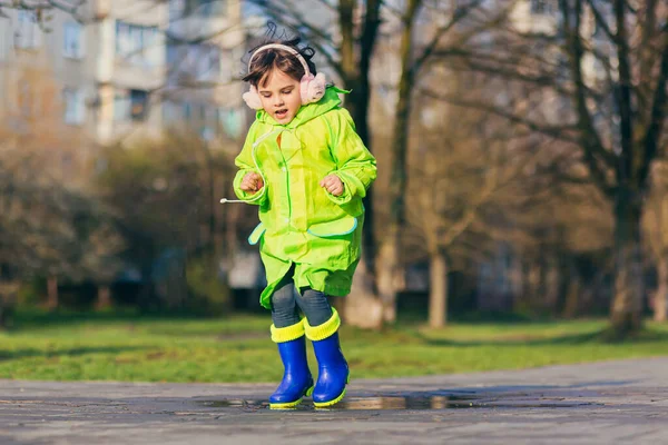 Mädchen Springt Frühling Nach Dem Regen Grünem Regenmantel Und Blauen — Stockfoto