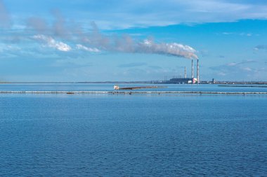 Manzara fotoğrafçılığı, büyük bir termik santral, büyük mavi bir gökyüzü ve rezervuar karşı