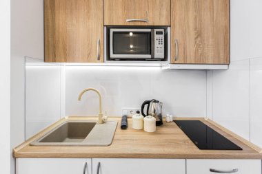 İç mekan fotoğrafçılığı, modern yatak odası, büyük şık yatak odası, modern tasarım, küçük mutfak.