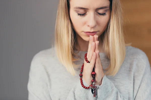 Молода Жінка Молиться Богу Згорнувши Руки Грудях Використовує Чотки Розп — стокове фото