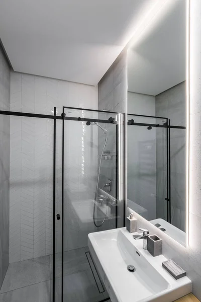 Innenaufnahme Kleines Badezimmer Mit Weißen Marmorfliesen Und Dusche — Stockfoto
