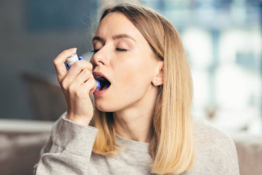 inhaler astım evde acı kullanan genç kadın