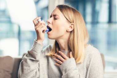 inhaler astım evde acı kullanan genç kadın