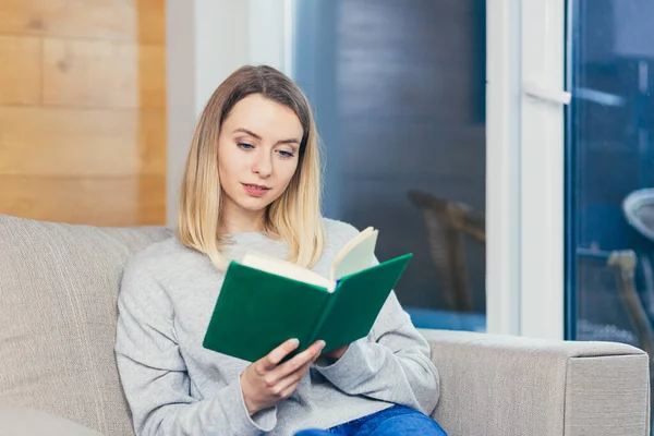 Giovane Donna Seduta Sdraiata Sul Divano Casa Leggere Libro Studentessa — Foto Stock