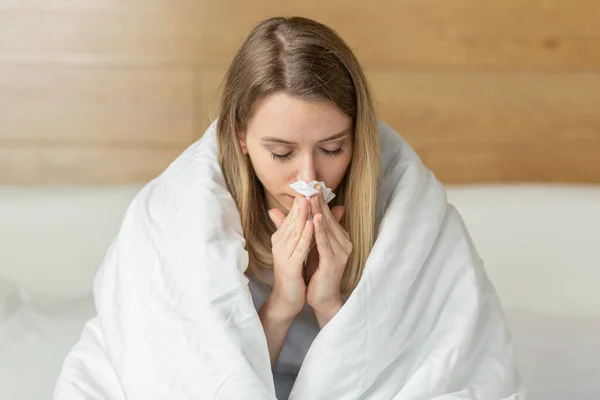 Young Sick Woman Sitting Bed Bedroom Wrapped Blanket Runny Blows — Stock Photo, Image