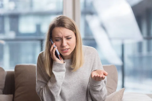 Junge Frau Sitzt Mit Starken Kopfschmerzen Hause Auf Der Couch — Stockfoto