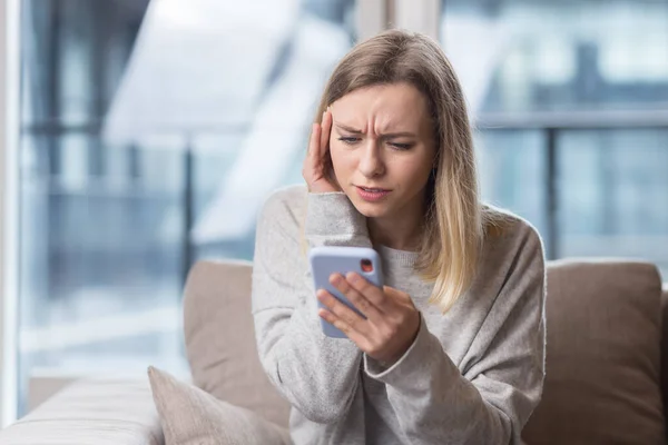 Junge Frau Sitzt Mit Starken Kopfschmerzen Hause Auf Der Couch — Stockfoto