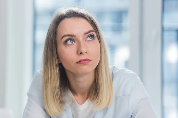 Retrato Cerca Una Joven Mujer Negocios Rubia Adulta Mirando Cámara — Foto de Stock