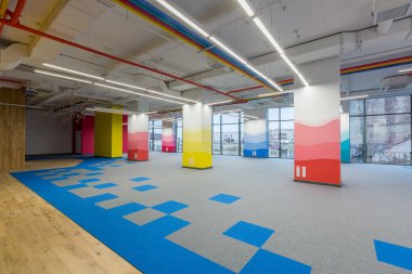 İç mekan fotoğrafçılığı, modern tarzda büyük ofis merkezi, renkli duvarları, mobilyasız, açık alan, mobilyasız.