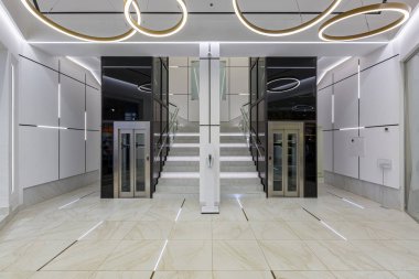 İç fotoğrafçılık, modern koridor salonu iş merkezi, beyaz fayanslı mermer.