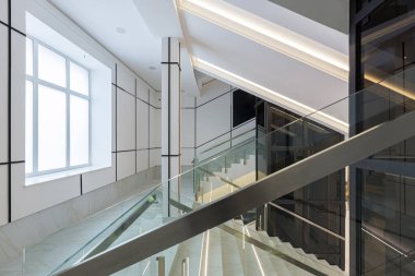 İç fotoğrafçılık, modern koridor salonu iş merkezi, beyaz fayanslı mermer.