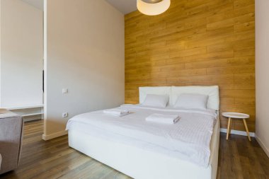 İç mekan fotoğraf stüdyosu. Çatı katı tarzı beyaz bir oda. Mutfak mobilyaları lüks.