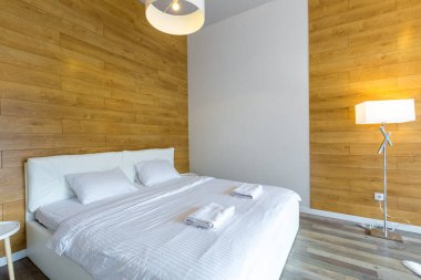 İç mekan fotoğraf stüdyosu. Çatı katı tarzı beyaz bir oda. Mutfak mobilyaları lüks.