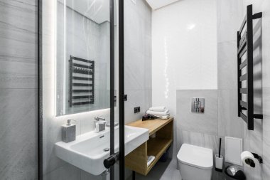 İç mekan fotoğrafı, küçük banyo, beyaz mermer fayanslar ve duş.
