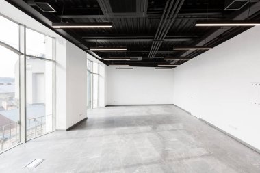 İç fotoğrafçılık, geniş ofis merkezi, panoramik pencereler ve mobilyasız cam kapılar.