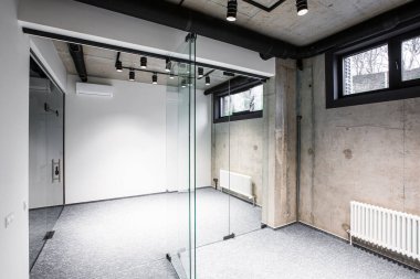 İç fotoğrafçılık, beyaz kiremitlerle çağdaş koridor iş merkezi 