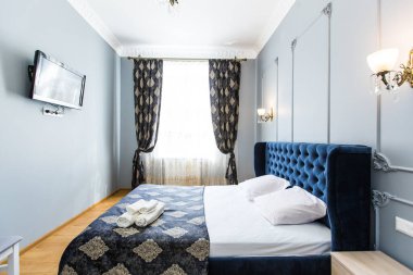 Yatak odasının içi, büyük bir yatak odası, beyazlı, modern tarzda.