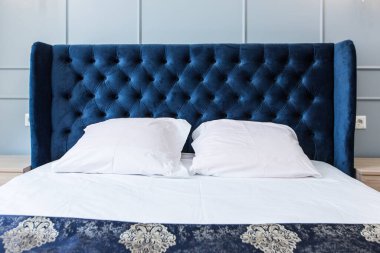 Yatak odasının içi, büyük bir yatak odası, beyazlı, modern tarzda.