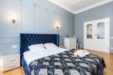 Yatak odasının içi, büyük bir yatak odası, beyazlı, modern tarzda.