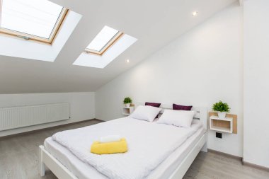 Evin içi, yatak odası, büyük bir yatak odası, beyaz.