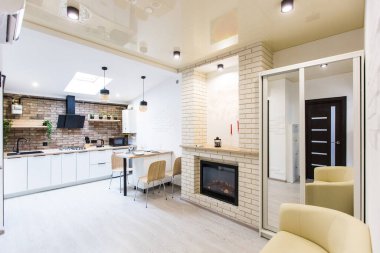 İç mekan fotoğraf stüdyosu. Çatı katı tarzı beyaz bir oda. Mutfak mobilyaları lüks.