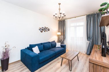 Modern bir çatı katı tarzında bir odanın içerideki fotoğrafı.