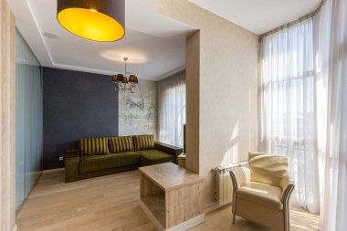 Dairenin içi, modern bir çatı katı tarzında oturma odası.