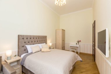 Modern yatak odası, büyük yataklı. Açık renkli, bej