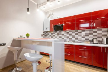 Mutfak içi kırmızı, modern çatı katı tarzı, gerçek daire.
