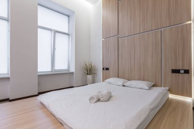 İçinde banyo ve aynalar barındıran modern tarzda büyük bir yatak odası. Çok güzel modern tasarım.