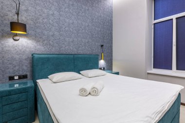 İç mekan fotoğrafçılığı, modern yatak odası, geniş yataklı çatı katı tarzı.