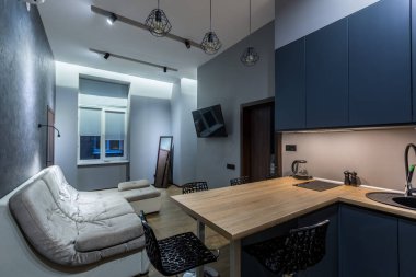 İç mekan fotoğrafçılığı, büyük mutfak stüdyosu tavan arası tarzı, koyu renkli oturma odası.