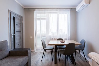 İç mekan fotoğrafçılığı, tavan arası tarzı modern oturma odası, kanepe ve televizyon.