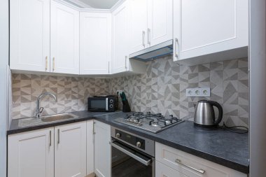 İç fotoğrafçılık, modern tarzda büyük beyaz mutfak stüdyosu, minimalizm.