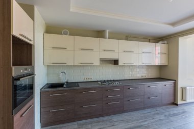 Ahşap renkli, modern büyük bir mutfağın iç yüzü.