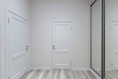 Duşlu, beyaz mermer fayanslarla süslenmiş modern bir banyonun içi.