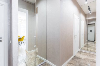 İç mekanın fotoğrafı, güzel bir dairedeki salon.