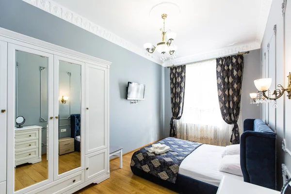 Bild Det Inre Sovrummet Stor Säng Vitt Modern Stil — Stockfoto
