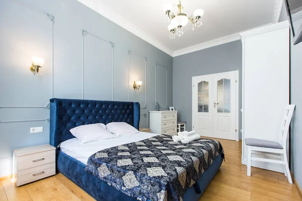 Yatak Odasının Içi Büyük Bir Yatak Odası Beyazlı Modern Tarzda — Stok fotoğraf