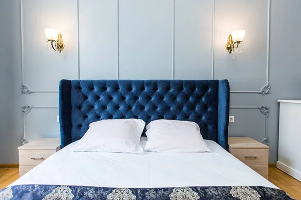 Yatak Odasının Içi Büyük Bir Yatak Odası Beyazlı Modern Tarzda — Stok fotoğraf