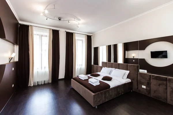 Interieur Eines Modernen Hotelzimmers Mit Einem Großen Doppelbett — Stockfoto