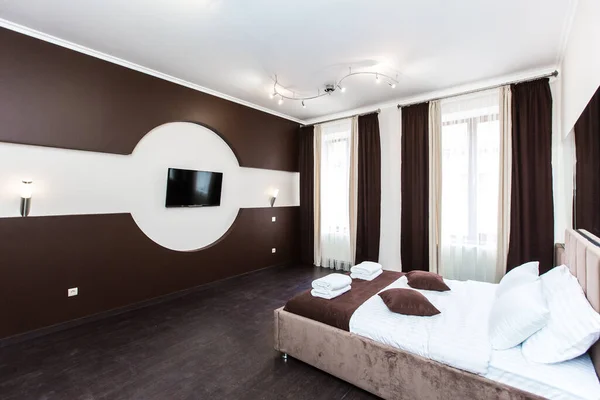 Geniş Çift Kişilik Yataklı Modern Bir Otel Odası — Stok fotoğraf