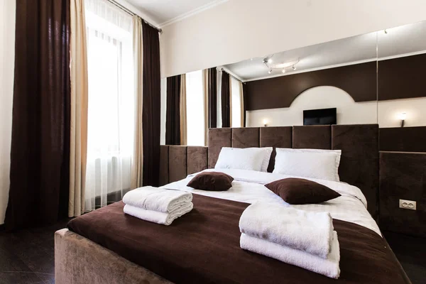 Interieur Eines Modernen Hotelzimmers Mit Einem Großen Doppelbett — Stockfoto