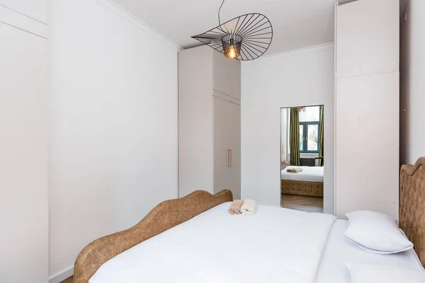 Mekan Fotoğrafçılığı Yatak Odası Beyaz Modern Tarzda — Stok fotoğraf