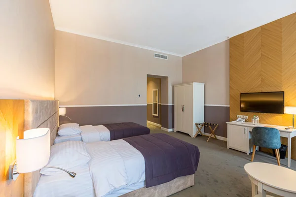 Внутрішня Фотографія Сучасна Готельна Кімната Двома Ліжками Сучасному Стилі — стокове фото