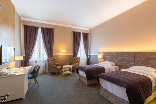 Mekan Fotoğrafçılığı Modern Otel Odası Çift Yataklı Modern Tarzda — Stok fotoğraf
